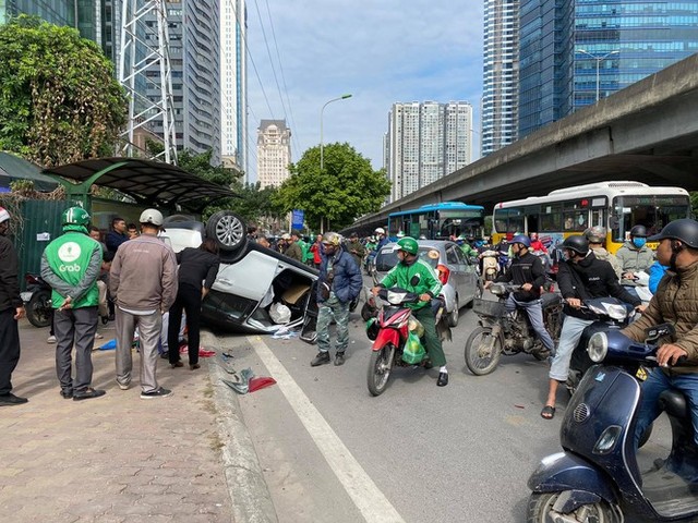 Tai nạn liên hoàn trên đường Phạm Hùng, 2 người bị thương - Ảnh 3.