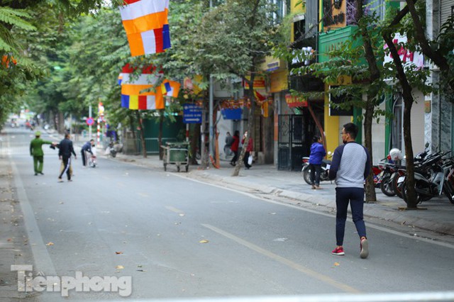 Rào chắn tứ phía cả khu phố Hà Nội vì phát hiện bom chưa nổ - Ảnh 5.