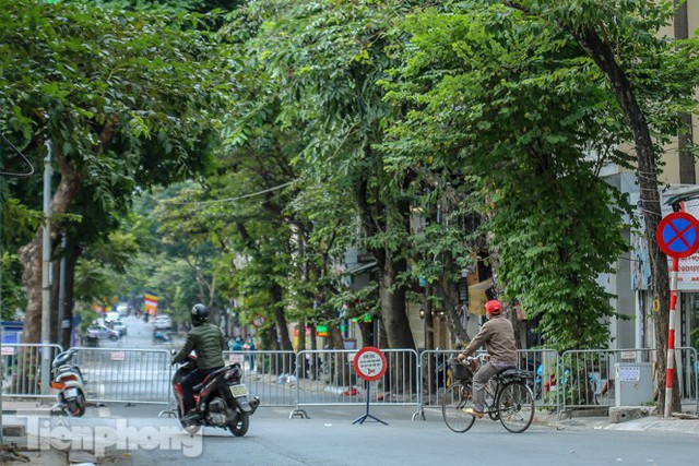 Rào chắn tứ phía cả khu phố Hà Nội vì phát hiện bom chưa nổ - Ảnh 8.