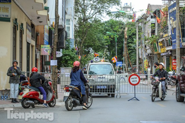 Rào chắn tứ phía cả khu phố Hà Nội vì phát hiện bom chưa nổ - Ảnh 10.