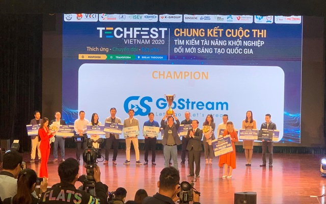 Bộ trưởng Bộ KHCN Huỳnh Thành Đạt trao cúp cho CGO Phạm Ngọc Duy Liêm của GoStream, quán quân Techfest 2020