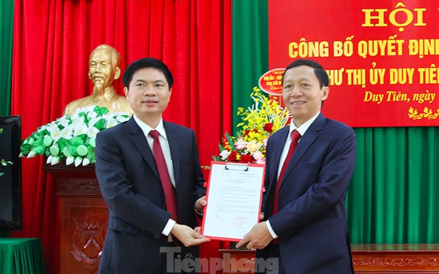 Chủ tịch UBND tỉnh Hà Nam Trương Quốc Huy (trái) trao quyết định cho tân Bí thư Thị uỷ Duy Tiên - Ảnh: Hoàng Long