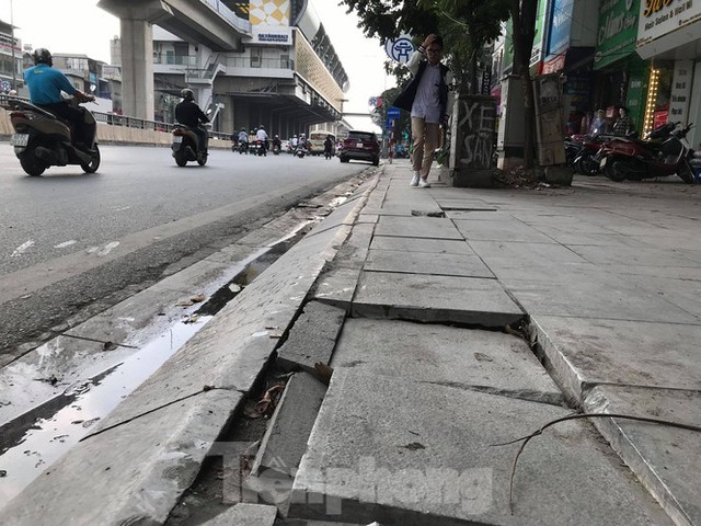 Hà Nội: Vỉa hè lát đá trăm tỷ đường Nguyễn Trãi hư hỏng, vỡ vụn - Ảnh 2.