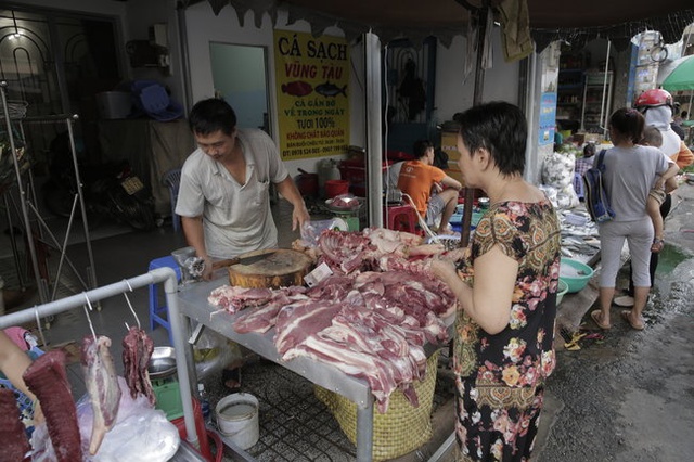 Giá thực phẩm thừa cơ náo loạn - Ảnh 1.