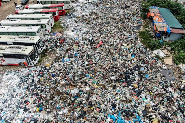 Khu Nam Sơn thông xe một tuần, rác vẫn chất thành núi nhiều nơi ở nội đô  - Ảnh 1.