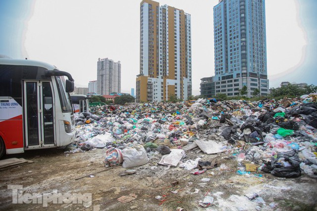 Khu Nam Sơn thông xe một tuần, rác vẫn chất thành núi nhiều nơi ở nội đô  - Ảnh 2.