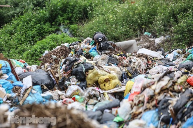 Khu Nam Sơn thông xe một tuần, rác vẫn chất thành núi nhiều nơi ở nội đô  - Ảnh 11.