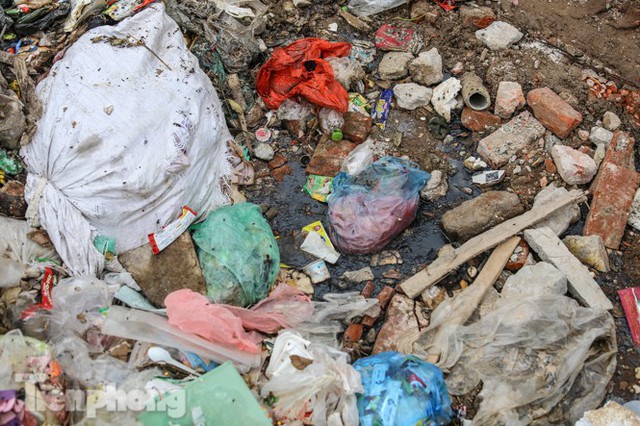 Khu Nam Sơn thông xe một tuần, rác vẫn chất thành núi nhiều nơi ở nội đô  - Ảnh 14.