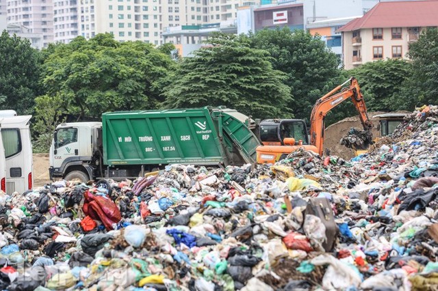 Khu Nam Sơn thông xe một tuần, rác vẫn chất thành núi nhiều nơi ở nội đô  - Ảnh 15.