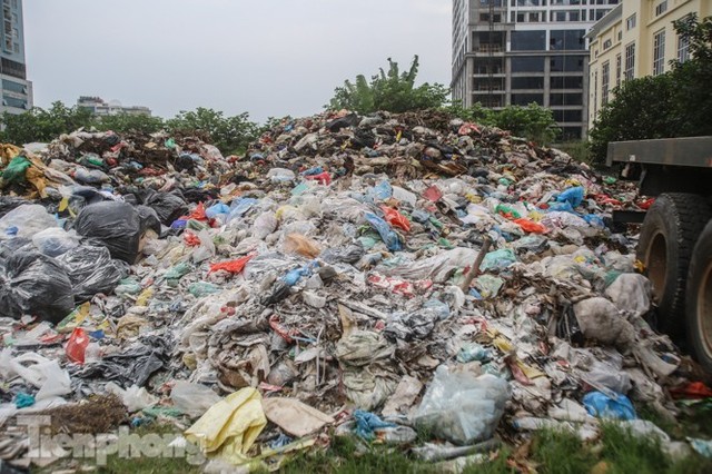 Khu Nam Sơn thông xe một tuần, rác vẫn chất thành núi nhiều nơi ở nội đô  - Ảnh 3.