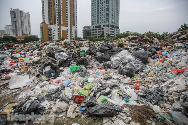 Khu Nam Sơn thông xe một tuần, rác vẫn chất thành núi nhiều nơi ở nội đô  - Ảnh 4.