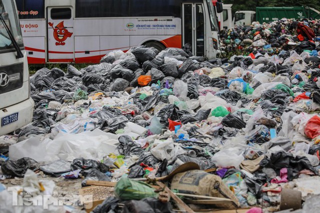 Khu Nam Sơn thông xe một tuần, rác vẫn chất thành núi nhiều nơi ở nội đô  - Ảnh 5.