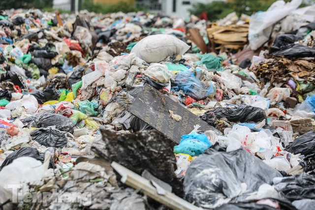 Khu Nam Sơn thông xe một tuần, rác vẫn chất thành núi nhiều nơi ở nội đô  - Ảnh 6.