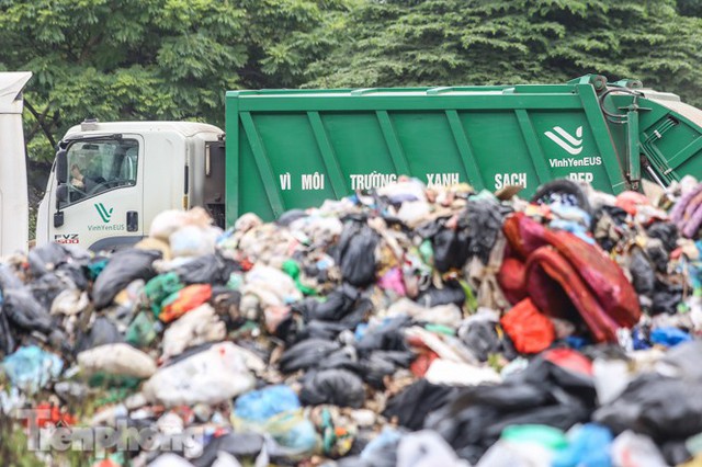 Khu Nam Sơn thông xe một tuần, rác vẫn chất thành núi nhiều nơi ở nội đô  - Ảnh 7.