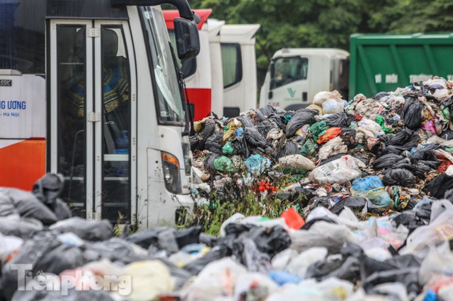 Khu Nam Sơn thông xe một tuần, rác vẫn chất thành núi nhiều nơi ở nội đô  - Ảnh 8.
