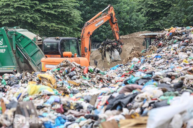 Khu Nam Sơn thông xe một tuần, rác vẫn chất thành núi nhiều nơi ở nội đô  - Ảnh 9.