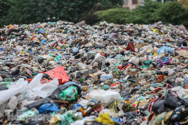 Khu Nam Sơn thông xe một tuần, rác vẫn chất thành núi nhiều nơi ở nội đô  - Ảnh 10.