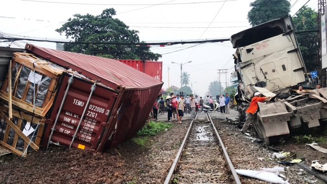  Xe container bị tàu hỏa tông đứt rời khi băng qua đường ngang  - Ảnh 3.