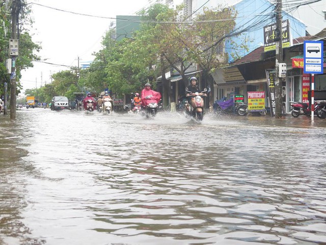 Mưa lớn, nhiều tuyến đường Quảng Ngãi ngập sâu trong nước - Ảnh 1.