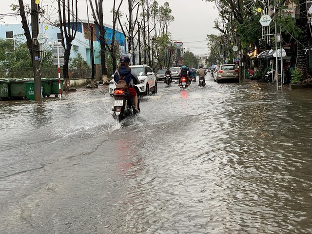 Mưa lớn, nhiều tuyến đường Quảng Ngãi ngập sâu trong nước - Ảnh 2.