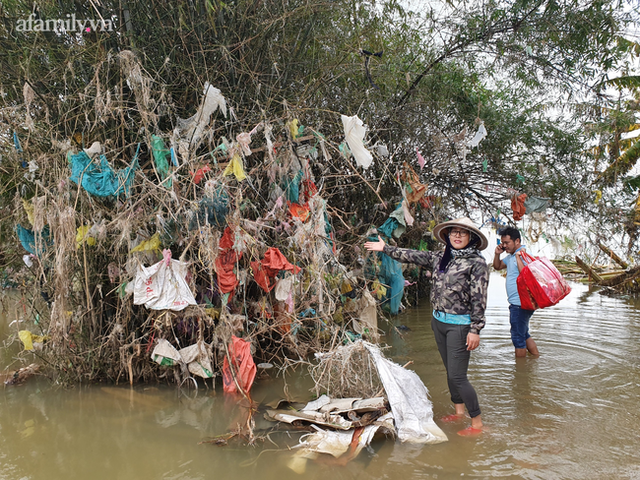 Trả tiền cho những chiếc túi nilon mắc lại cành cây sau lũ: Cách làm từ thiện đầy nhân văn ở Quảng Bình nhận nhiều lời khen từ cộng đồng mạng - Ảnh 2.