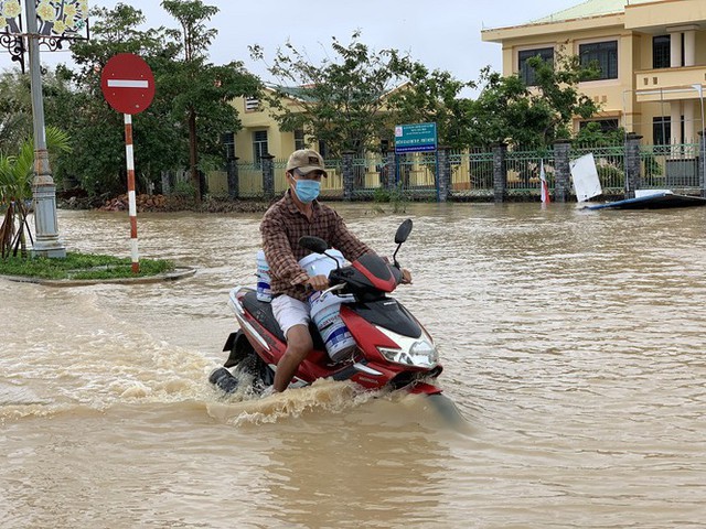 Mưa lớn, nhiều tuyến đường Quảng Ngãi ngập sâu trong nước - Ảnh 12.