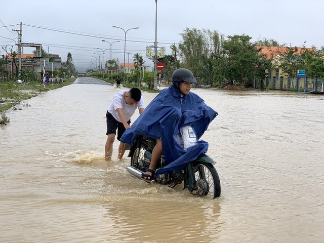 Mưa lớn, nhiều tuyến đường Quảng Ngãi ngập sâu trong nước - Ảnh 13.