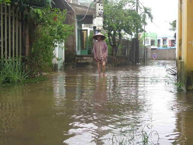 Mưa lớn, nhiều tuyến đường Quảng Ngãi ngập sâu trong nước - Ảnh 3.