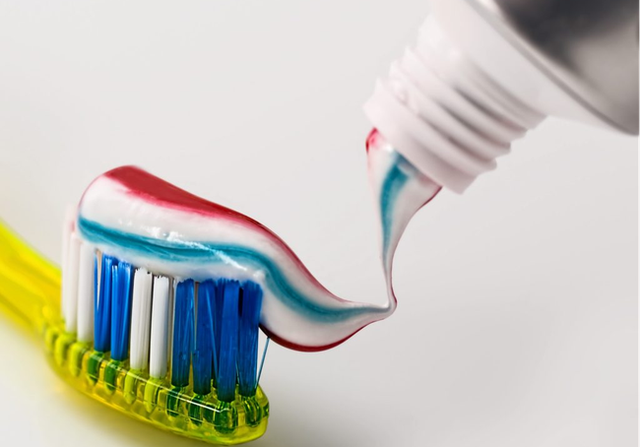 Dùng bao nhiêu kem đánh răng thì đủ? Một nha sĩ đã đăng tải một video giúp giải đáp câu hỏi này - Ảnh 2.