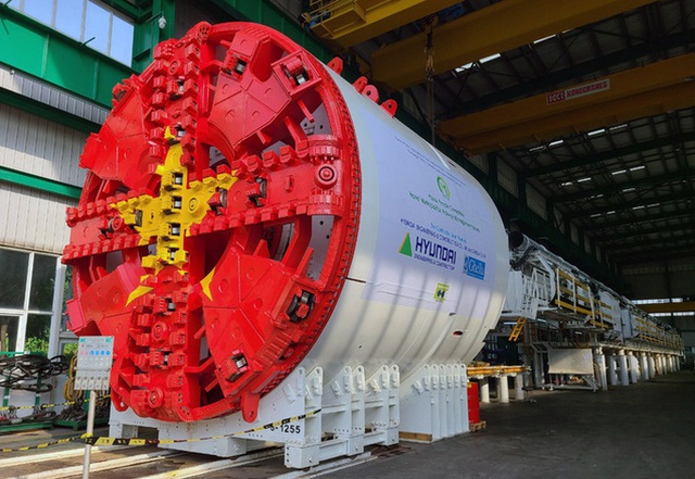 Cận cảnh robot đào hầm nặng 850 tấn của Metro Nhổn-ga Hà Nội về đến Việt Nam - Ảnh 1.