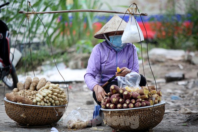 Người Hà Nội vất vả mưu sinh trong giá lạnh đầu đông - Ảnh 11.