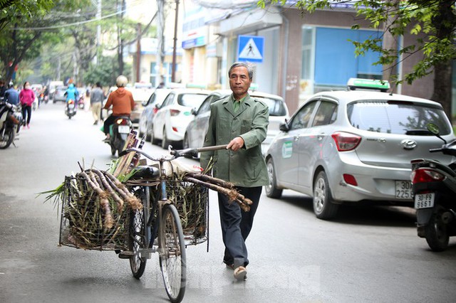 Người Hà Nội vất vả mưu sinh trong giá lạnh đầu đông - Ảnh 12.