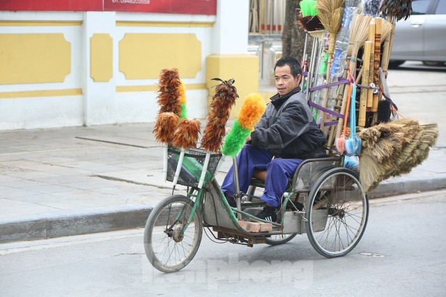 Người Hà Nội vất vả mưu sinh trong giá lạnh đầu đông - Ảnh 13.