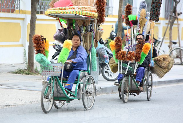 Người Hà Nội vất vả mưu sinh trong giá lạnh đầu đông - Ảnh 7.