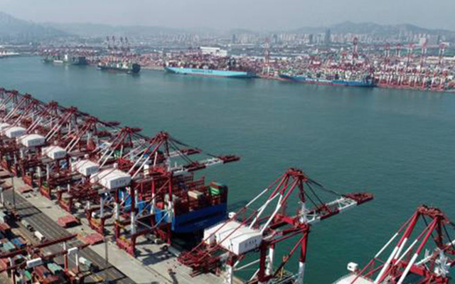 Các container hàng hóa xếp tại một cảng ở Trung Quốc. (Ảnh: AP)
