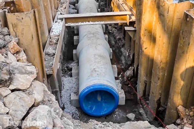 Cận cảnh ống cống gom nước thải sắp giải cứu sông Tô Lịch - Ảnh 2.