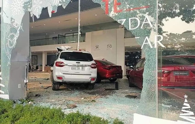  Xe Ford mất lái tông trúng người đàn ông rồi lao vào showroom ô tô ở Việt Trì - Ảnh 1.