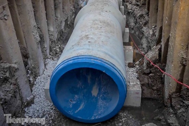 Cận cảnh ống cống gom nước thải sắp giải cứu sông Tô Lịch - Ảnh 3.