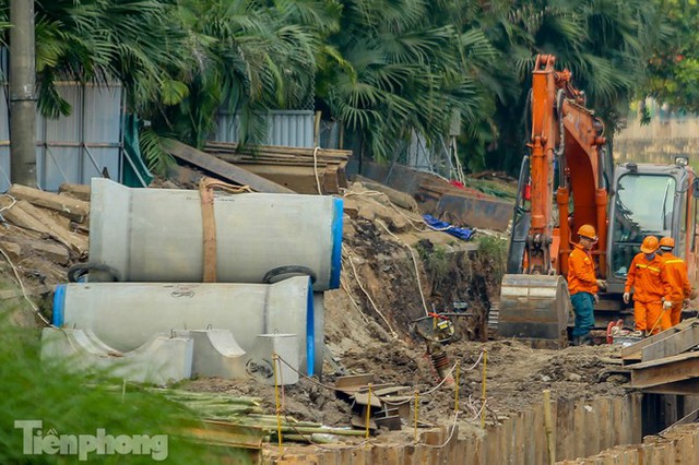 Cận cảnh ống cống gom nước thải sắp giải cứu sông Tô Lịch - Ảnh 6.