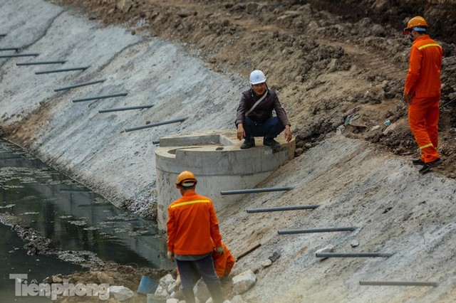 Cận cảnh ống cống gom nước thải sắp giải cứu sông Tô Lịch - Ảnh 9.