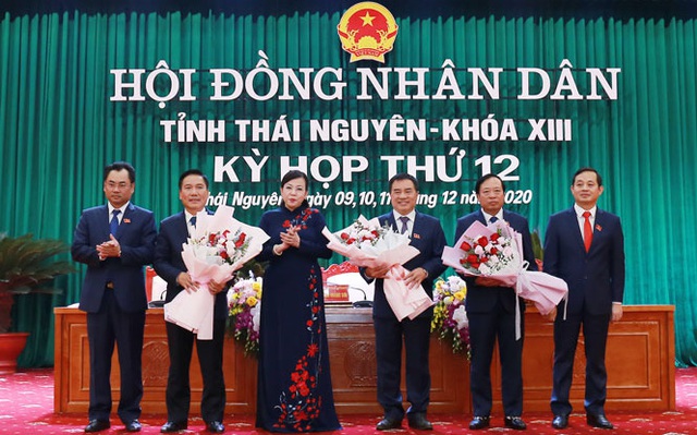 Bí thư Tỉnh uỷ Thái Nguyên Nguyễn Thanh Hải tặng hoa chúc mừng các cán bộ vừa được bầu vào vị trí mới