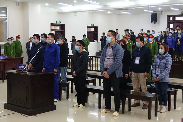  Xử vụ thổi giá máy xét nghiệm Covid-19: Cựu Giám đốc CDC Nguyễn Nhật Cảm bị đề nghị 10 - 11 năm tù - Ảnh 1.