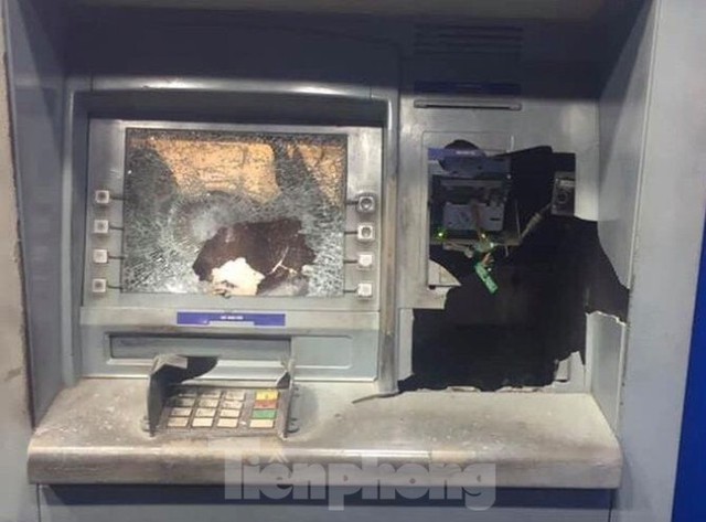 Vác búa đập phá cây ATM vì rút 5 triệu bị trừ...11 triệu? - Ảnh 1.