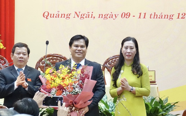 Ông Trần Phước Hiền (giữa) giữ chức phó chủ tịch UBND tỉnh Quảng Ngãi