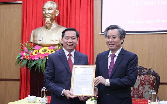 Đồng chí Nguyễn Long Hải (trái) nhận quyết định của Ban Bí thư. Ảnh: Cổng TTĐT tỉnh Bắc Kạn