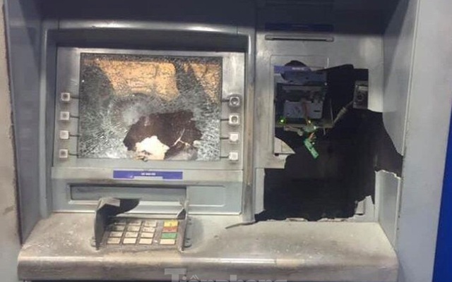 Vác búa đập phá cây ATM vì rút 5 triệu bị trừ...11 triệu?