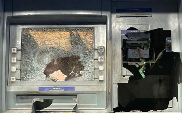 Máy ATM bị đập nát.