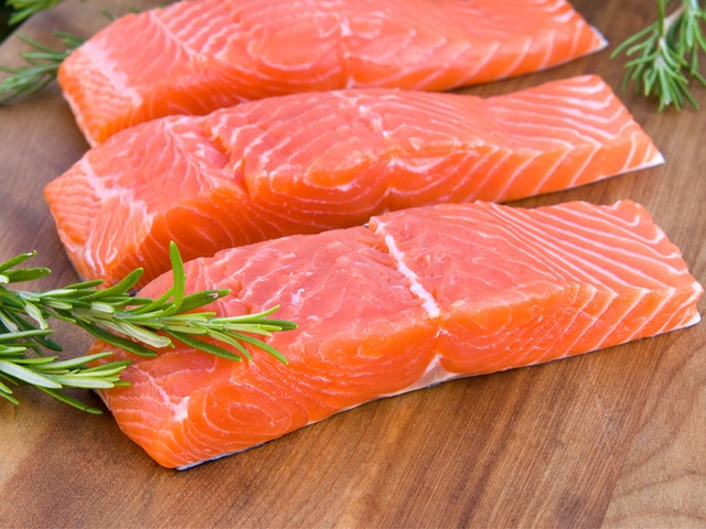 Tôm hay cá hồi bổ dưỡng hơn? 4 lưu ý cần nhớ khi ăn tôm và cá hồi - Ảnh 2.