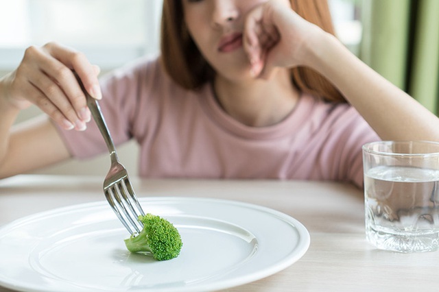 Không thể ngừng ăn vặt sau bữa tối? Đây là 6 mẹo sẽ giúp bạn ngăn ngừa thói quen xấu này để tránh tăng cân - Ảnh 2.