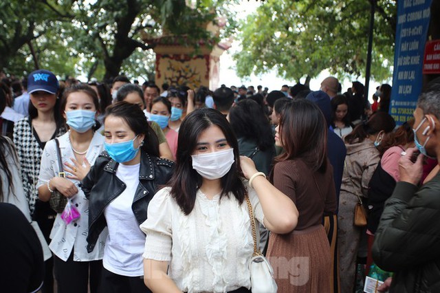 Người dân Thủ đô chen chân đi lễ Phủ Tây Hồ ngày đầu tháng 11 âm lịch - Ảnh 10.